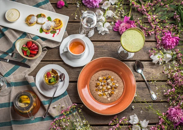 Desayuno Mesa Madera Con Platos Saludables Flores — Foto de Stock