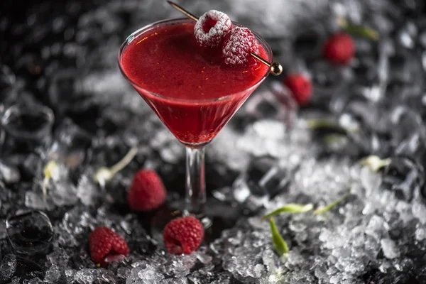 Cocktail Vidro Martini Com Framboesas Congeladas Fundo Escuro Com Gelo Fotos De Bancos De Imagens