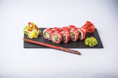 Japon suşi roll kayrak beyaz arka plan üzerinde yılları arasında görev yapmıştır