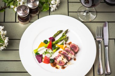 Ton balığı beyaz tabakta sebze ile