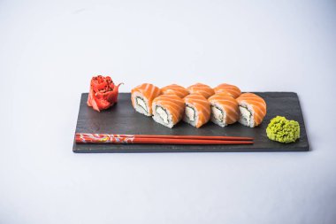 Kayrak beyaz zemin üzerine alınarak Japon philadelphia suşi roll
