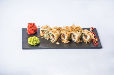 Japon suşi roll kayrak beyaz arka plan üzerinde yılları arasında görev yapmıştır