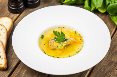 Beyaz ahşap masa tabakta çorba servis