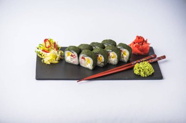 Japon suşi roll kayrak beyaz arka plan üzerinde yılları arasında görev yapmıştır