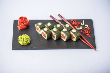 Japon suşi roll kayrak beyaz arka plan üzerinde yılları arasında görev yapmıştır