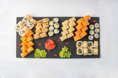 Kayrak beyaz zemin üzerine alınarak Japon sushi seti