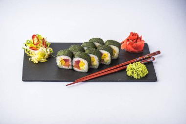 Japon suşi roll kayrak beyaz arka plan üzerinde yılları arasında görev yapmıştır