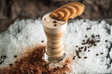 Frappe kahve içecek cam buz üzerinde servis