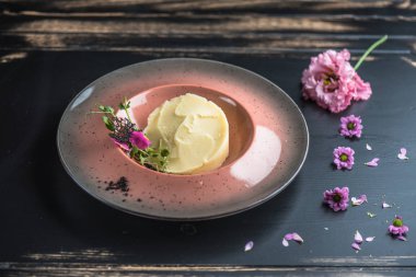 Ahşap masa üzerinde yenilebilir çiçekler ile dekore edilmiş patates püresi bölümünü