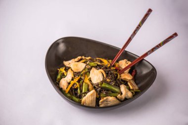 Kase Asya erişte ile tavada sebze ve beyaz arka plan üzerinde tavuk