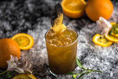 Zencefil dilim buz üzerinde üst turuncu kokteyl süslenmiş