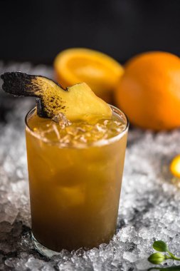 Zencefil dilim buz üzerinde üst turuncu kokteyl süslenmiş