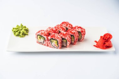 Japon suşi roll kayrak beyaz arka plan üzerinde yılları arasında görev yapmıştır