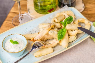 tempura kızarmış karides sos ile tabakta servis