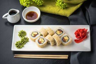 Siyah tabakta Japon geleneksel suşi roll bölümünü