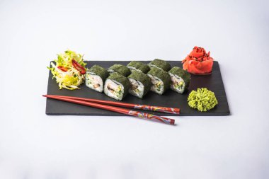 Japon suşi roll kayrak beyaz arka plan üzerinde yılları arasında görev yapmıştır