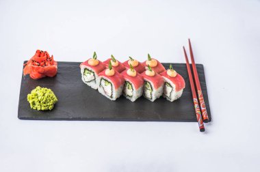 Japon suşi rulo ile kayrak beyaz zemin üzerine alınarak ton balıklı