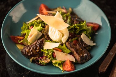 Mavi kapta meze salata et ve peynirle servis