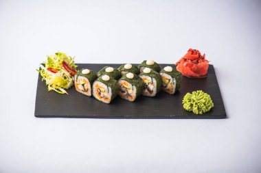 Japon suşi roll kayrak beyaz arka plan üzerinde yılları arasında görev yapmıştır