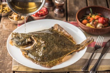 kase sebze ile ahşap masa üzerinde plaka üzerinde tek balık ızgara