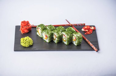 Japon suşi roll kayrak beyaz arka plan üzerinde yılları arasında görev yapmıştır