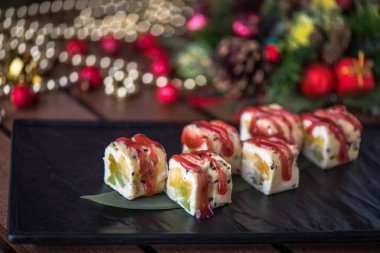 Siyah tabakta Japon geleneksel suşi roll bölümünü