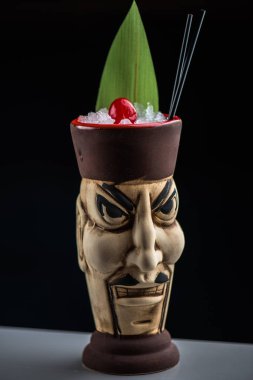 Lezzetli alkol kokteyl buz nane ile seramik kupa, koyu arka plan üzerinde greyfurt