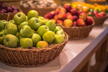 Çiftçi Market taze yeşil elma sepeti