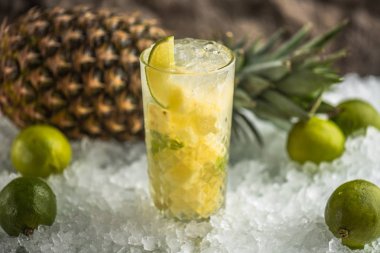 Tropikal egzotik kokteyl cam buz üstünde