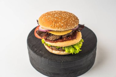 Burger. Beyaz arka plan üzerinde hamburger yakın çekim