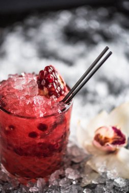 Kokteyl cam buz ile koyu arka plan üzerine Narlı