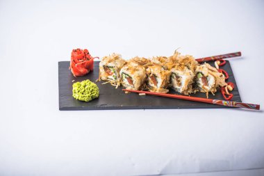 Japon suşi roll kayrak beyaz arka plan üzerinde yılları arasında görev yapmıştır