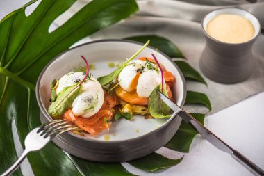 Somon ve yaprak yeşil ve kahve gri tabak haşlanmış yumurta ile kahvaltı snack