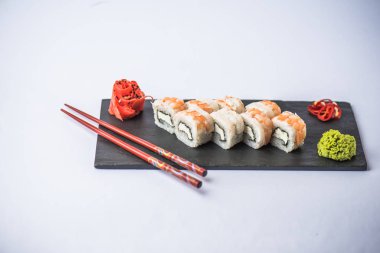 Japon suşi rulo ile kayrak beyaz zemin üzerine alınarak karides