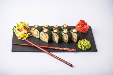 Japon suşi roll kayrak beyaz arka plan üzerinde yılları arasında görev yapmıştır