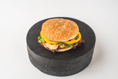 Burger. Beyaz arka plan üzerinde hamburger yakın çekim 