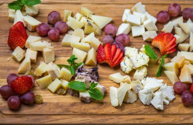 meze ahşap tahta, peynir ve çilek ile