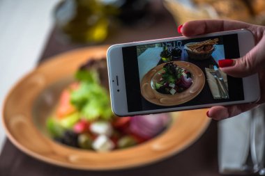 salata cep telefonunuzla resim çekmek el Close-Up