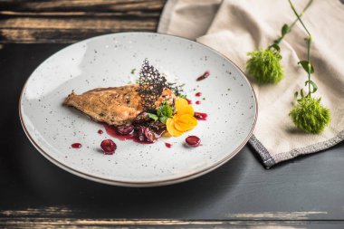 Tavuk göğsü tabakta et suyu ve dekor ile