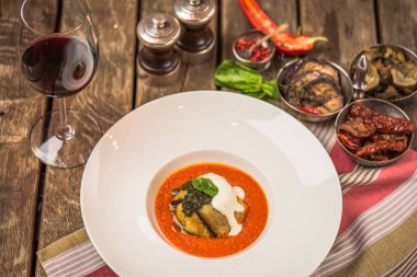 Beyaz ahşap masa tabakta servis patlıcan Gazpacho çorbası