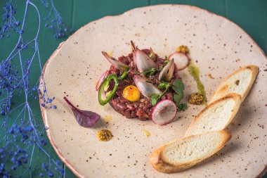 Ahşap masa ekmek ile tepside servis et tartar