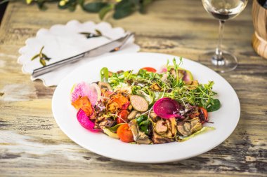 Ahşap masa tepside servis sebze salatası