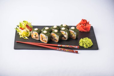 Japon suşi roll kayrak beyaz arka plan üzerinde yılları arasında görev yapmıştır