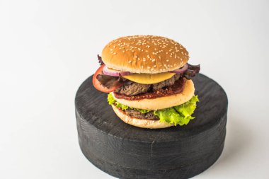 Burger. Beyaz arka plan üzerinde hamburger yakın çekim