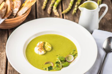 hamur tatlısı ahşap masa üzerinde plaka ile kremalı sebze çorbası