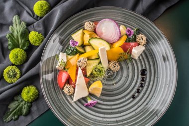 Peynir salatası aperatif çizgili tepside servis