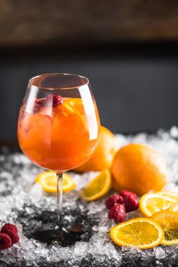 Egzotik tropik kokteyl cam buz ile koyu arka plan üzerinde