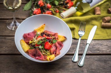 İştah açıcı jambon, çilek ile lahanası kase beyaz şarap ile ahşap tablo