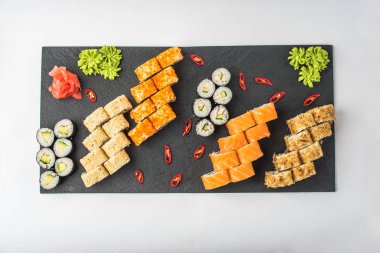 Kayrak beyaz zemin üzerine alınarak Japon sushi seti