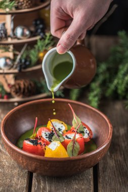 insan eli dökme peynirli biber dolması üzerinde Noel dekor ahşap tablo kasede sos